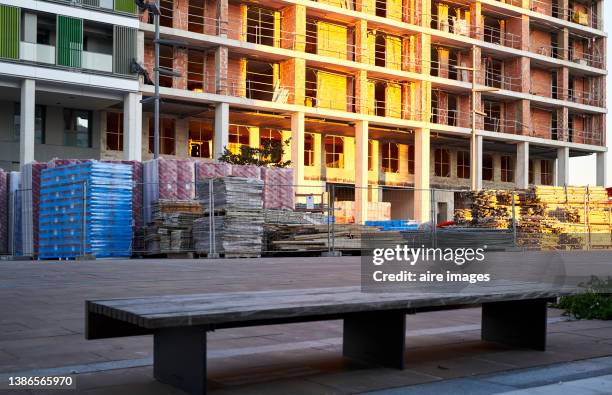 construction site residential building facade in progress sunny day at city - bloque de hormigón fotografías e imágenes de stock