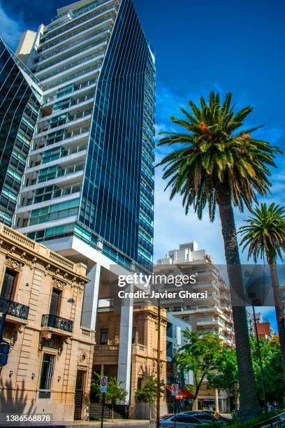 casa antigua y edificio moderno. rosario, santa fe, argentina. - provincia di santa fe foto e immagini stock