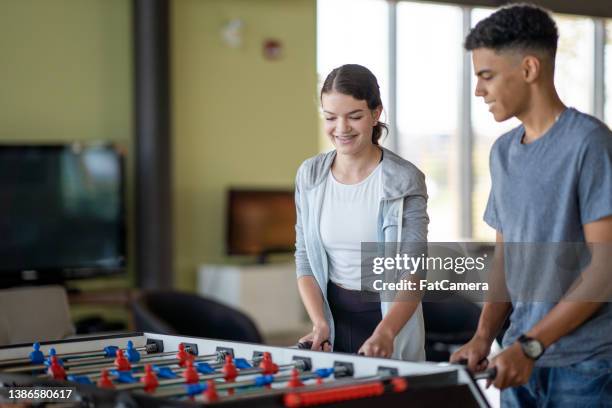 adolescentes jogando foosball - totó - fotografias e filmes do acervo