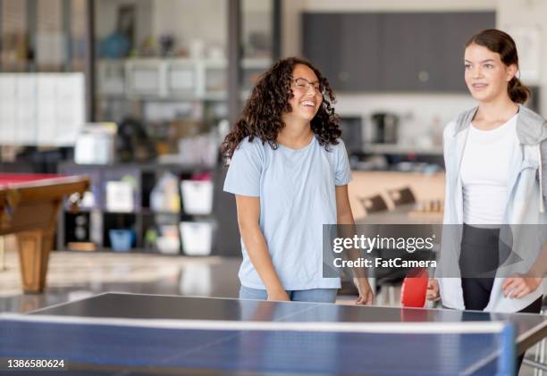 teens playing table tennis - tafeltennis stockfoto's en -beelden