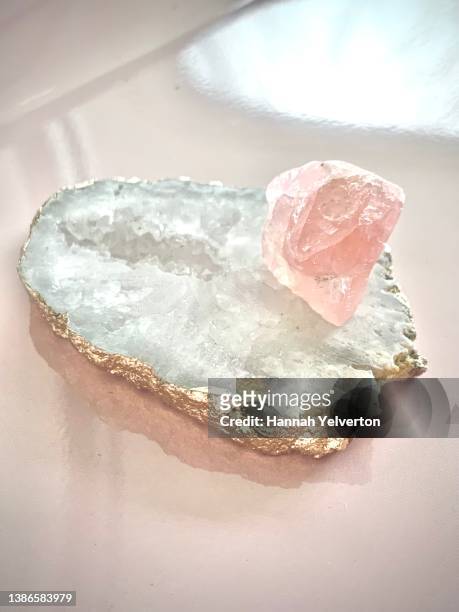 white quartz edged in gold with pink quartz sitting atop it on a - geode stock pictures, royalty-free photos & images