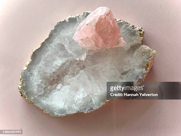 overhead of white quartz edged in gold with pink quartz sitting atop it on a - geode stock-fotos und bilder