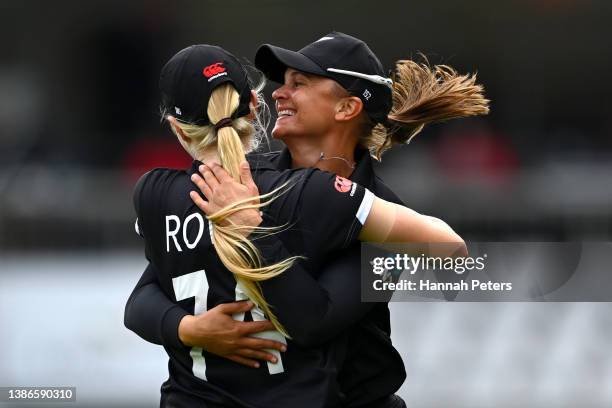 Hannah Rowe of New Zealand celebrates with Suzie Bates after taking a catch to dismiss Danielle Wyatt of England during the 2022 ICC Women's Cricket...