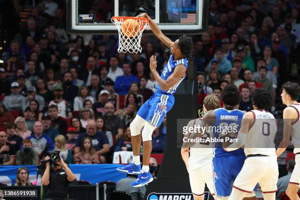 DeAndre Williams of the Memphis Tigers dunks the ball during the first half against the Gonzaga Bulldogs in the second round of the 2022 NCAA Men's...