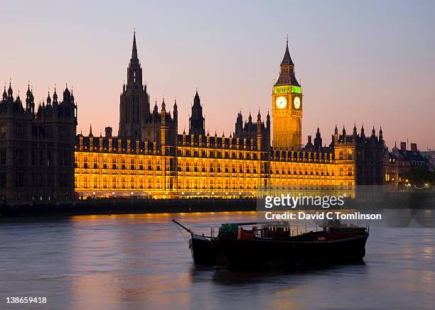 the houses of parliament at dusk, london - palast stock-fotos und bilder