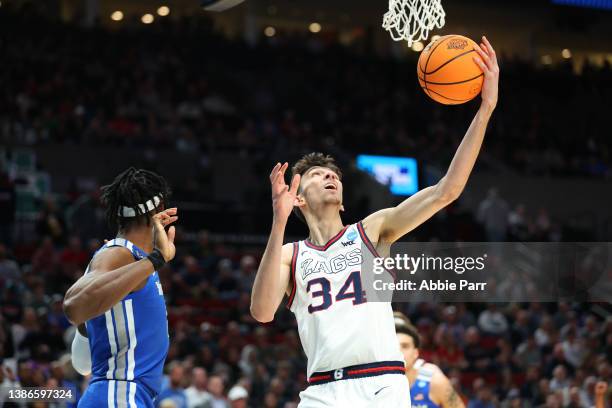 Chet Holmgren of the Gonzaga Bulldogs lays the ball up during the first half against the Memphis Tigers in the second round of the 2022 NCAA Men's...