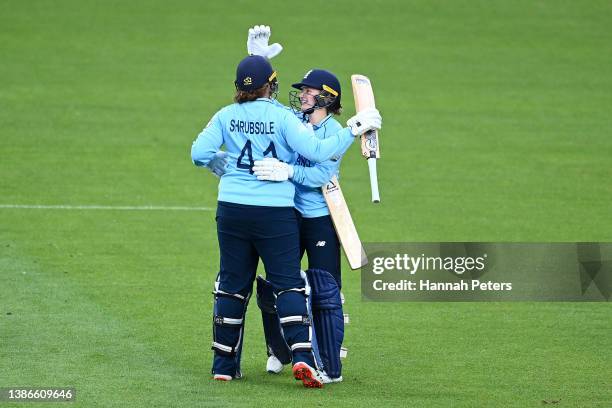 Anya Shrubsole and Charlie Dean of England celebrate winning the 2022 ICC Women's Cricket World Cup match between New Zealand and England at Eden...