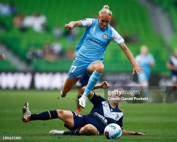 Hannah Wilkinson of Melbourne City and Brooke Hendrix of Melbourne Victory contest the ball during the A-League Womens Preliminary Final match...