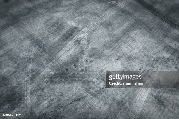 empty cement floor background - skid marks 個照片及圖片檔