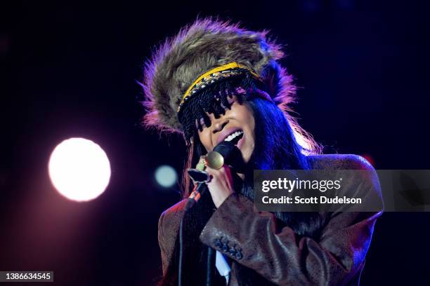 Badu Singer Erica Badu Photos and Premium High Res Pictures - Getty Images