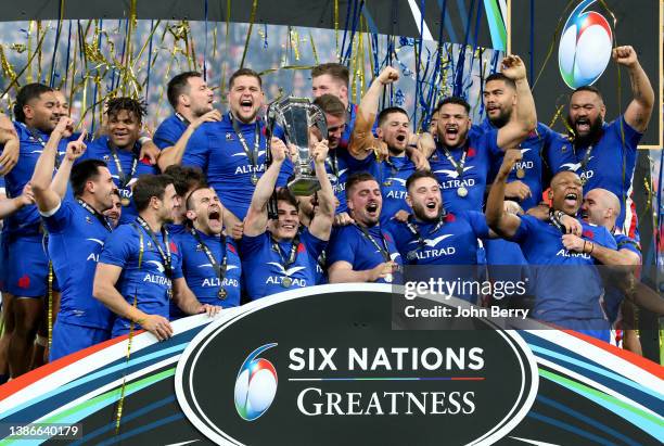Captain Antoine Dupont of France - holding the trophy - and teammates Melvyn Jaminet, Gabin Villiere, Damian Penaud, Romain Ntamack, Gregory...
