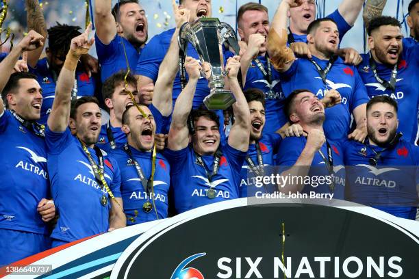 Captain Antoine Dupont of France - holding the trophy - and teammates Melvyn Jaminet, Gabin Villiere, Damian Penaud, Romain Ntamack, Gregory...