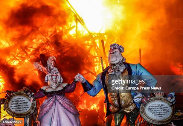 Falla, with a couple in a dance of the high society of the XVIII century, burning, in the protective glass of a helmet, during the Crema, on 20...