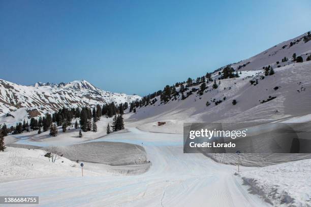 wunderschöne österreichische berglandschaft im schnee - colorful sunset stock-fotos und bilder