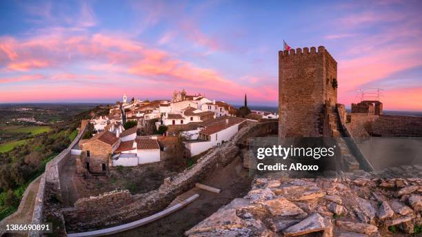 beautiful medieval village. monsaraz is a tourist attraction in the alentejo, portugal. from the walls of his castle we can contemplate an amazing panoramic view of the alqueva lake. - alentejo stockfoto's en -beelden