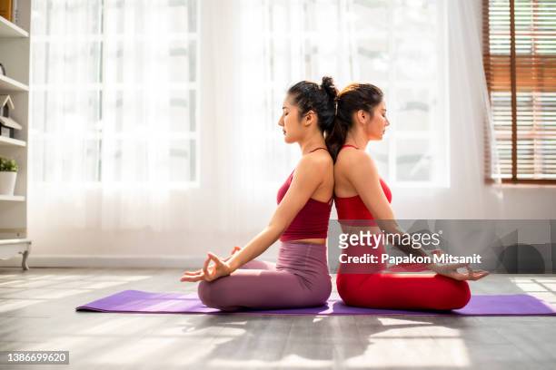 practice samdhi with basic yoga poses at home. - schneidersitz stock-fotos und bilder