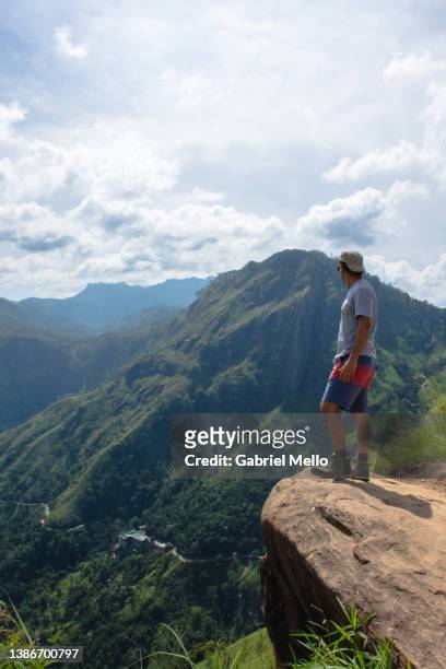 man standing on the edge at little adam's peak - sri lanka little mountain fotografías e imágenes de stock