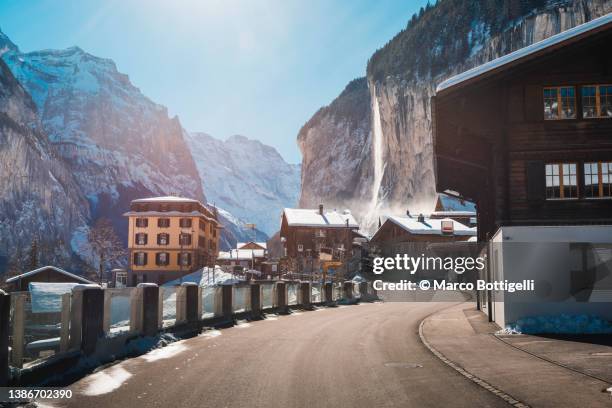 urban road in laterbrunnen, switzerland - skigebied stockfoto's en -beelden