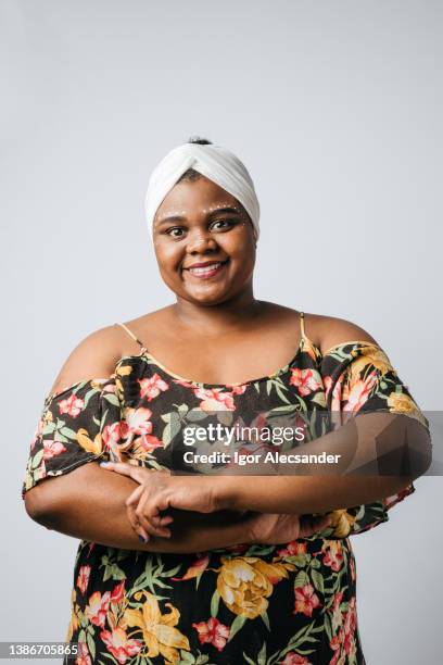 portrait of a plus size afro woman - scarf isolated stockfoto's en -beelden