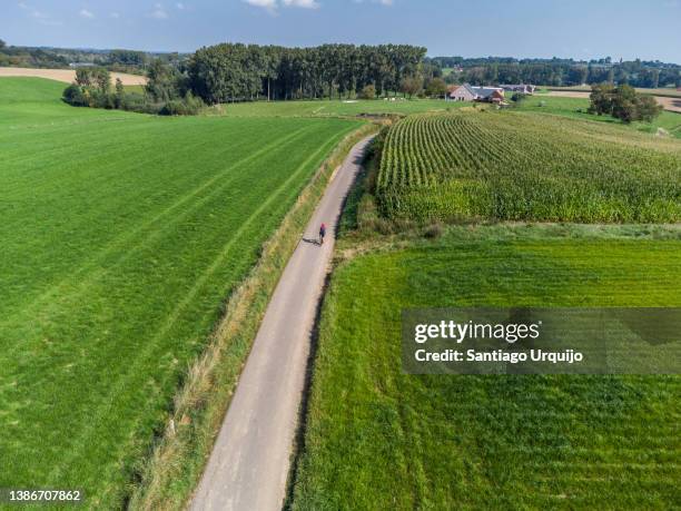 cycling in rural belgium - flanders fields stockfoto's en -beelden