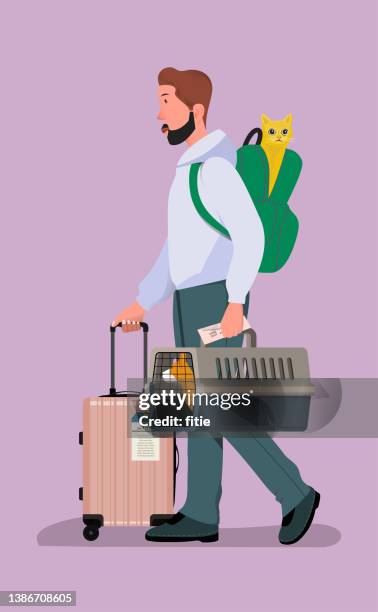 ilustraciones, imágenes clip art, dibujos animados e iconos de stock de vector detallado del personaje del viajero con su mascota.  un viajero con equipaje en una mano y un corgi en la otra y un gato en la mochila. - mochila bolsa