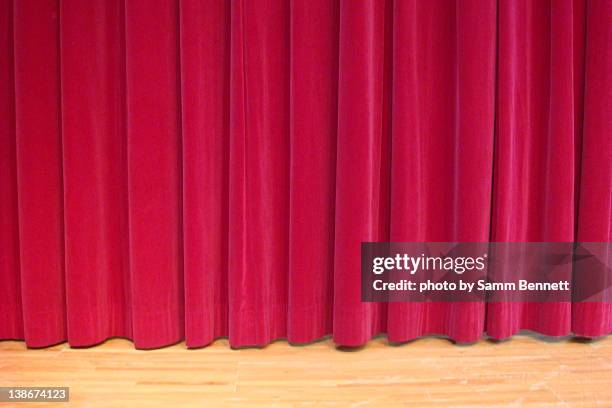 stage curtains - rideau de scène photos et images de collection