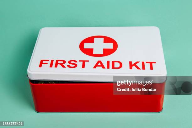 first aid kit - trousse de secours photos et images de collection