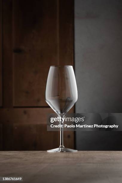 empty wine glasses on a table - empty wine glass 個照片及圖片檔