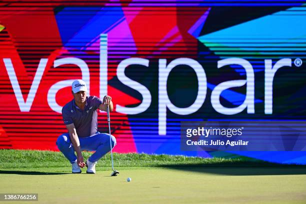 Justin Thomas of the United States lines up a putt on the 18th green during the final round of the Valspar Championship on the Copperhead Course at...