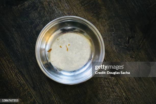 empty pet food bowl - hondenbak stockfoto's en -beelden