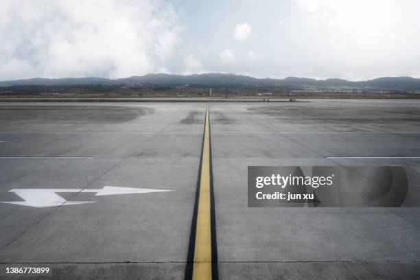 the wide, straight runways of the international airport - jet tarmac stock pictures, royalty-free photos & images