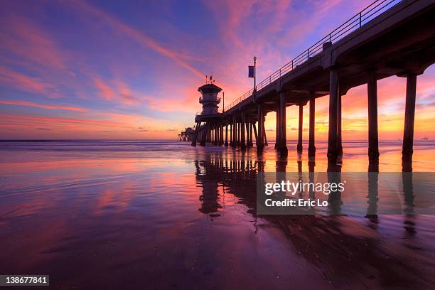 reflection - huntington beach photos et images de collection