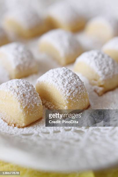 shortbread cookies - powdered sugar stock-fotos und bilder