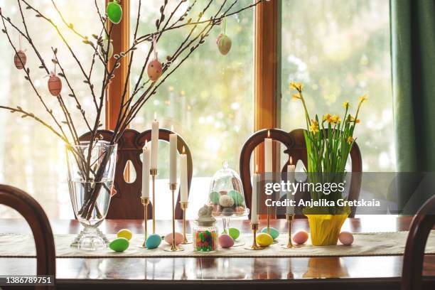 easter concept with springtime decoration on table. - paasontbijt stockfoto's en -beelden