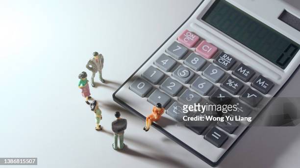 miniature business people with calculator business concept photo - price calculator stockfoto's en -beelden