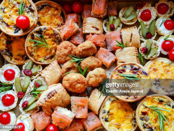 savoury food platter with deep fried mushrooms, mini quiches and canape bites, above top view - lunch photos et images de collection