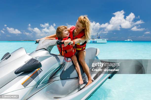 mãe solteira feliz e filho se divertindo em barco a jato no mar. - jet ski - fotografias e filmes do acervo