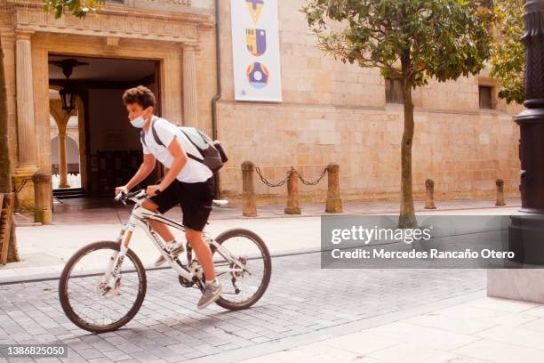 ciclismo urbano, asturias, españa - oviedo fotografías e imágenes de stock