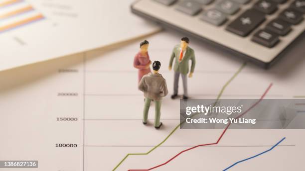 miniature people business concept photo - herbalife plaza and headquarters ahead of earnings figures stockfoto's en -beelden