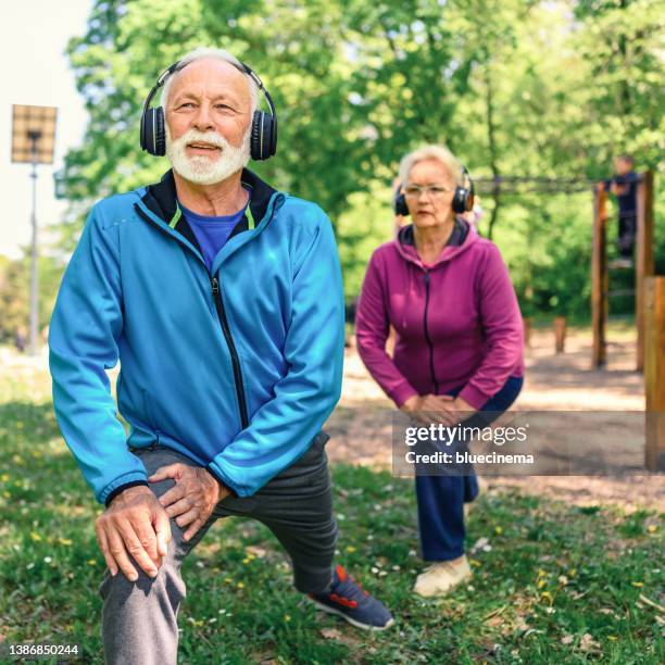 couple de personnes âgées s’étirant après avoir fait du jogging dans un parc public. - after run photos et images de collection