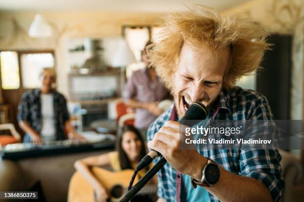 cantor de metal gritando no microfone - blonde female singers - fotografias e filmes do acervo