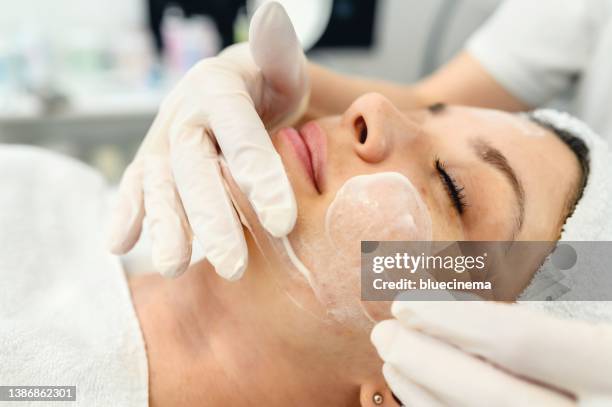 i moisturize daily for soft, smooth skin - esfoliação imagens e fotografias de stock