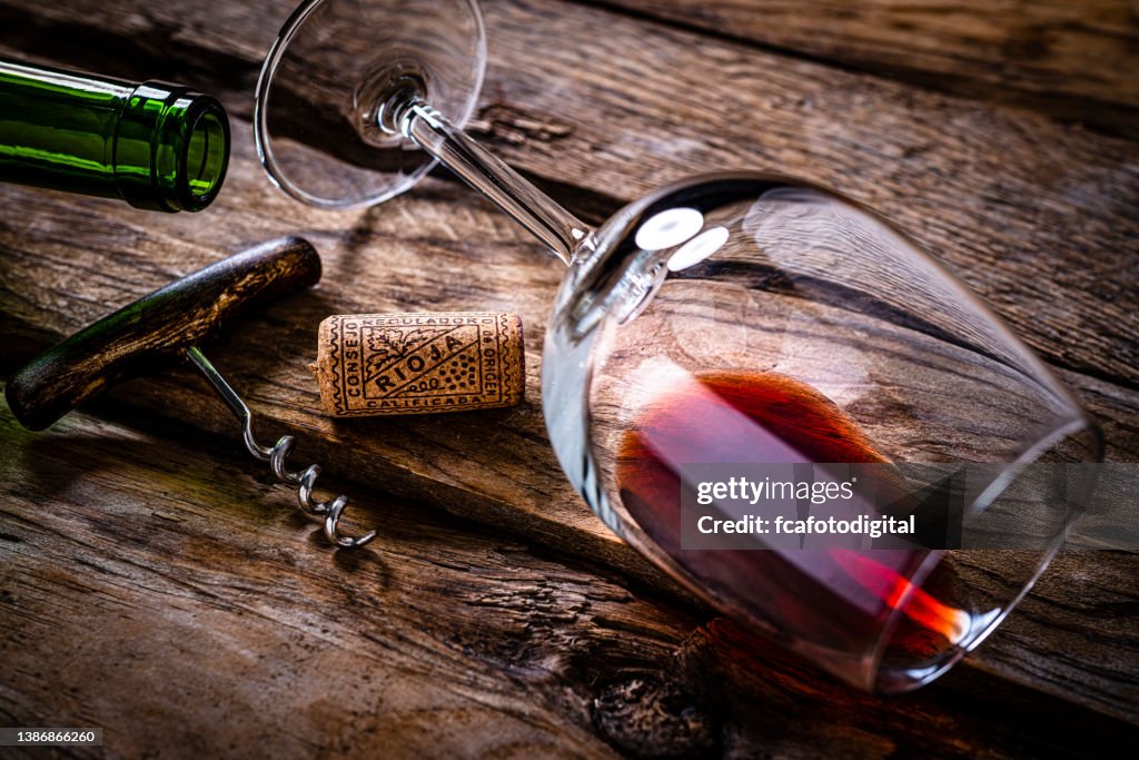 Rioja Weinkorkenverschluss, Weinglas und Weinflasche