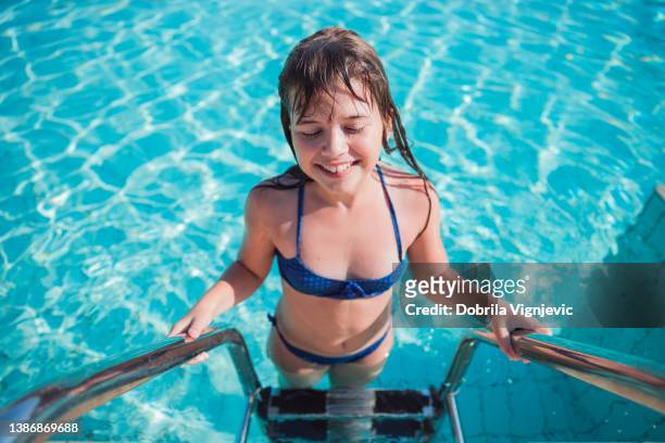スイミングプールを離れる幸せな女の子 - pretty girls in swimsuits ストックフォトと画像