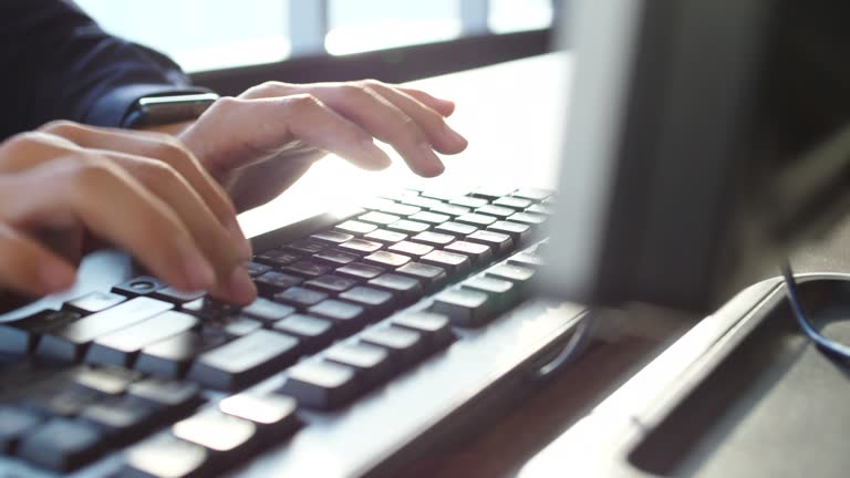 Hand Typing Computer Inquiry Hand typing Computer desk on keyboard 동영상 (1386871457) - 게티이미지뱅크