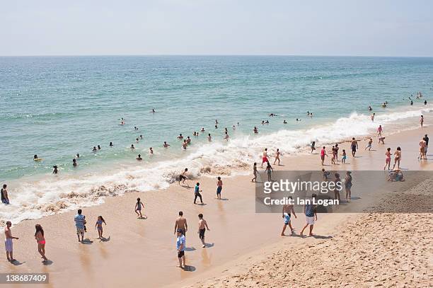 beach goers - playa hermosa en california fotografías e imágenes de stock
