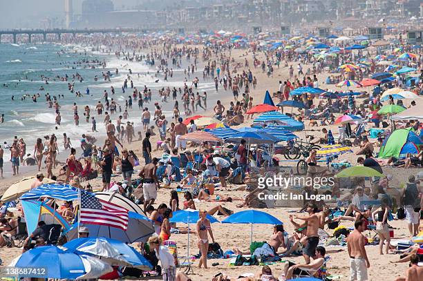 sunbathing on the 4th of july - hermosa beach stock-fotos und bilder