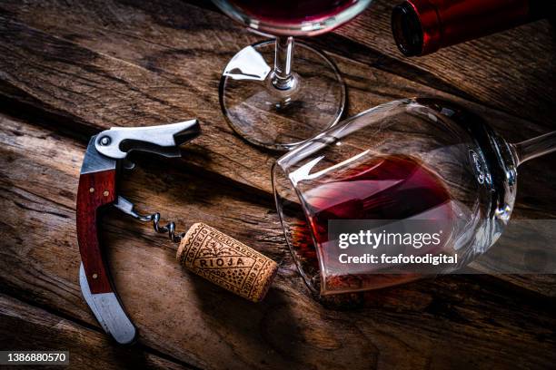 bicchiere da vino rosso, tappo di sughero rioja e cavatappi su tavolo rustico in legno - la rioja foto e immagini stock