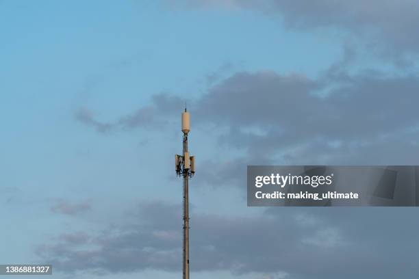 cell tower - tour de transmission par micro ondes photos et images de collection