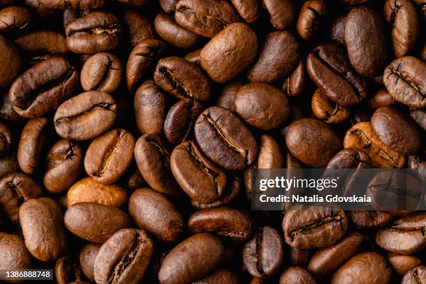closeup of dark roasted coffee arabica beans with smooth aroma and ripe taste - café arábica planta imagens e fotografias de stock